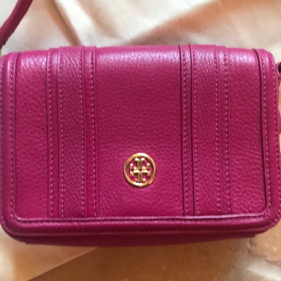 Tory Burch Handbags - Darling Tory Burch fuchsia crossbody